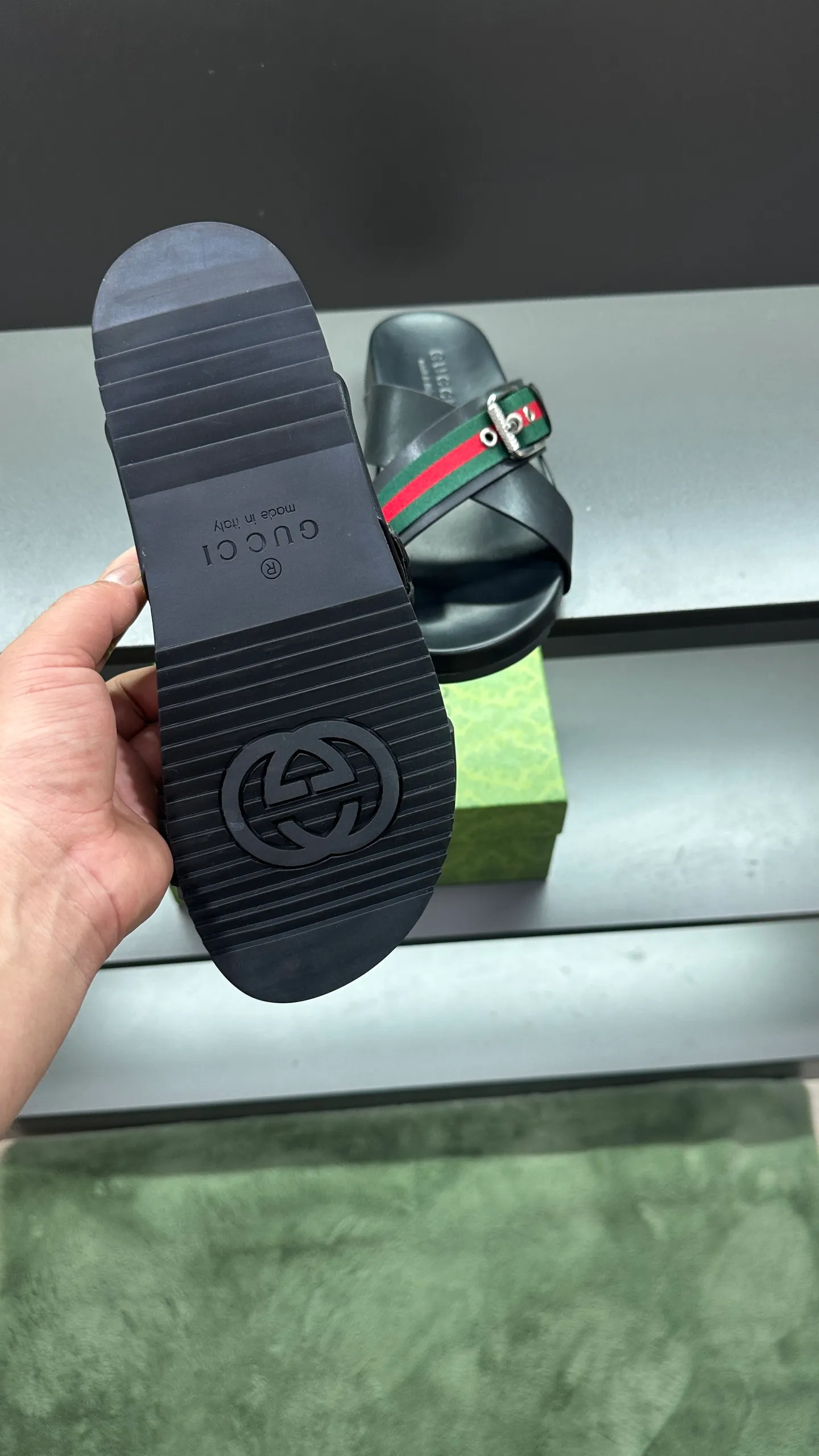 [G Home New Style] P: 300💰Men's size 39~45, (46. Customized) This slipper is made of GG polyester fiber and is decorated with a Gucci label on the front, which adds a striking logo feel to the style. "Gucci Made in Italy" stamped label Rubber sole Flat Made in Italy